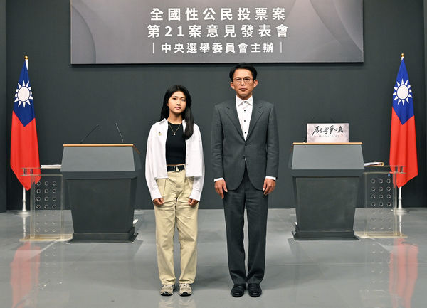 ▲▼核三重啟公投將於8月23日投開票，中選會在投票前舉辦5場意見發表會，今（13日）下午舉行第四場說明會，由中選會委員吳容輝主持，正反方代表分別為民眾黨主席黃國昌與20歲首投族、親子共學暖暖蛇共學團自學畢業生吳亞昕。（圖／中選會提供）