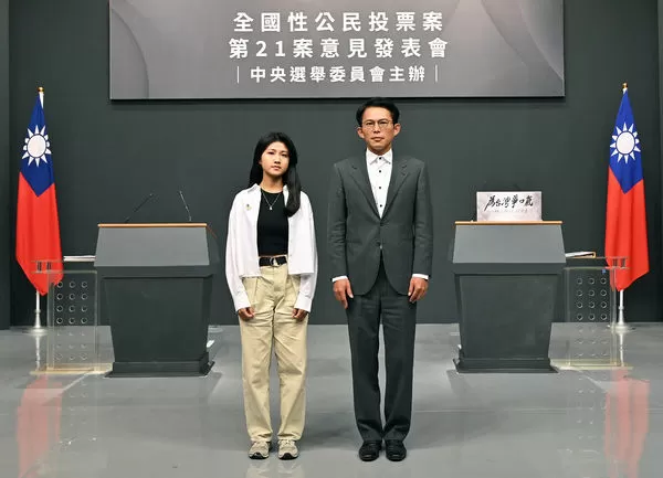 ▲▼核三重啟公投將於8月23日投開票，中選會在投票前舉辦5場意見發表會，今（13日）下午舉行第四場說明會，由中選會委員吳容輝主持，正反方代表分別為民眾黨主席黃國昌與20歲首投族、親子共學暖暖蛇共學團自學畢業生吳亞昕。（圖／中選會提供）