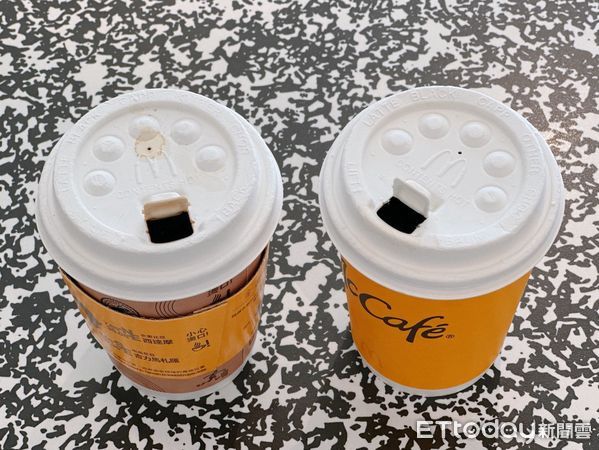 ▲▼麥當勞外帶外送改紙杯蓋。（圖／記者蕭筠攝）