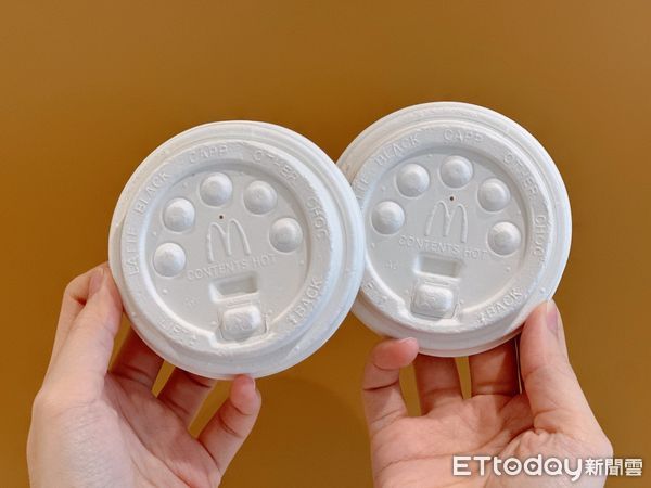 ▲▼麥當勞外帶外送改紙杯蓋。（圖／記者蕭筠攝）