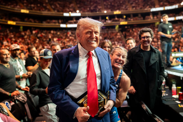 ▲▼美國總統川普（Donald Trump）在終極格鬥冠軍賽（UFC）賽場觀賽。（圖／路透）