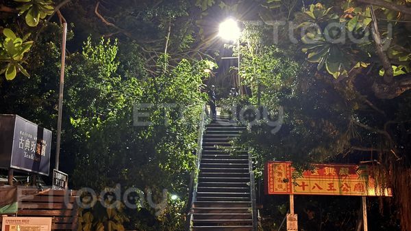 ▲高雄西子灣十八王公廟旁階梯發現屍體            。（圖／記者吳奕靖攝）