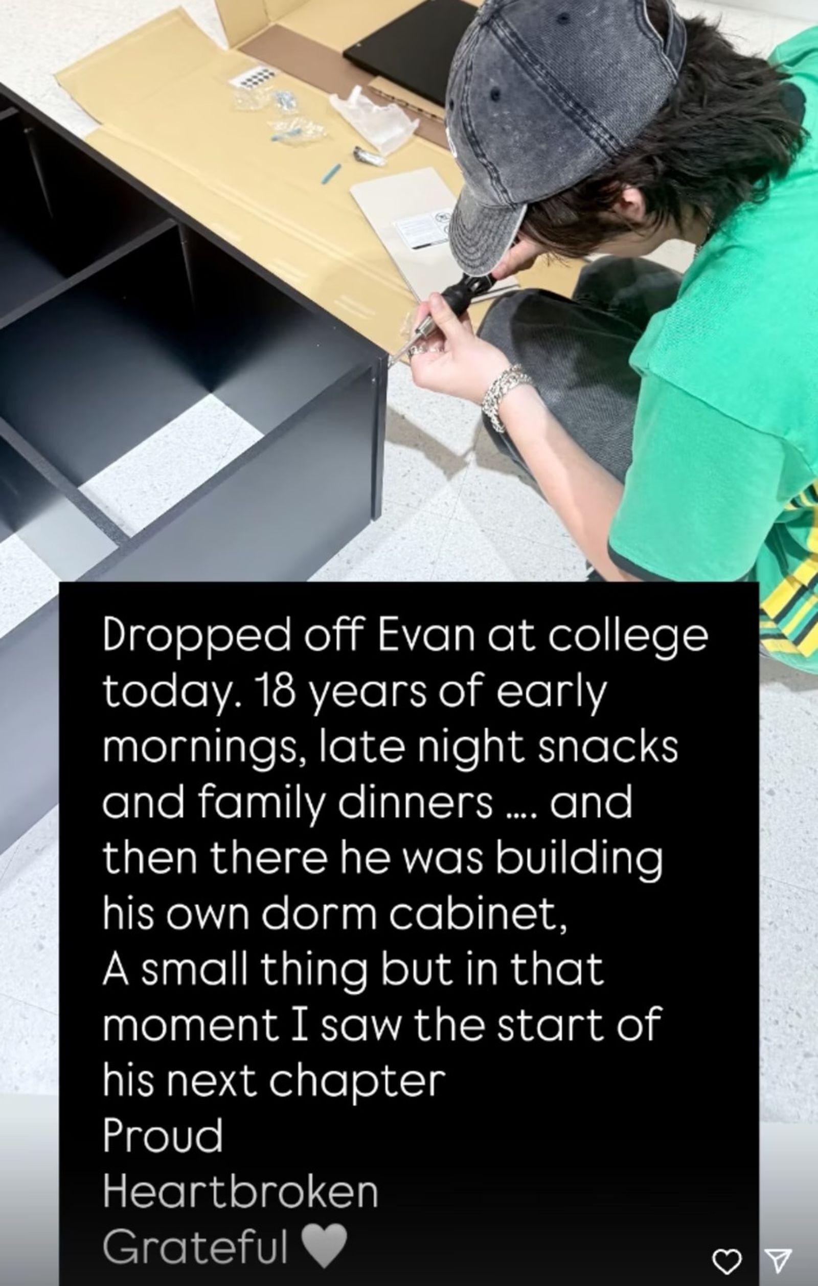 貝佐斯19歲繼子搬出上億豪宅！大學宿舍「獨自組家具」畫面曝　媽：好心碎