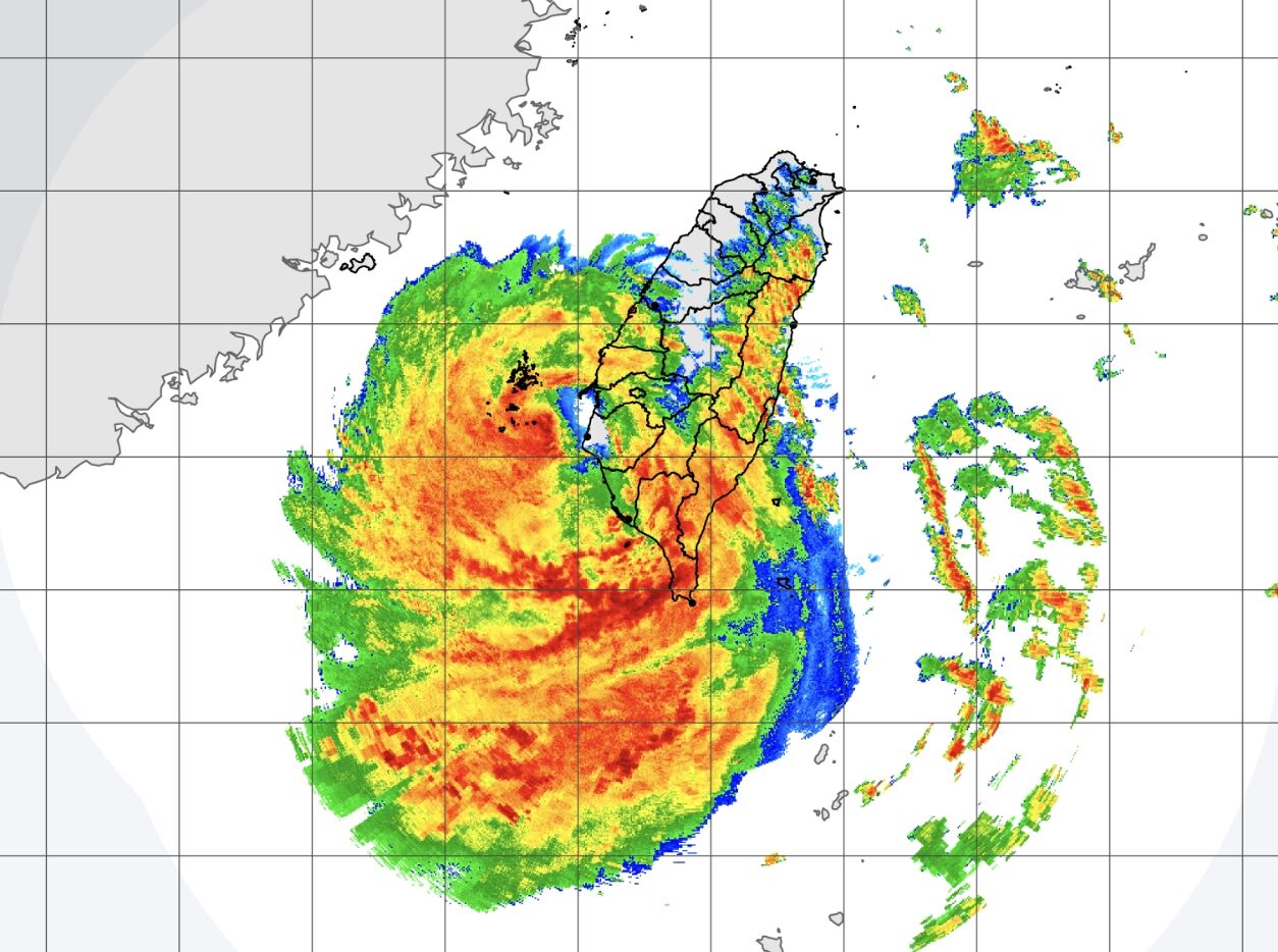 ▲▼楊柳颱風已從台南七股出海。（圖／取自氣象署網站）