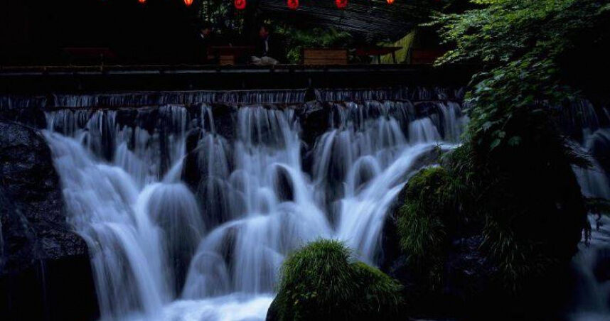 日本京都溪水暴漲！知名避暑景點「貴船川床」崩塌　驚傳6女客被沖走