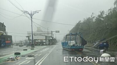 快訊/楊柳登陸!台東「漁船被吹上馬路」停雙黃線 驚人畫面曝光