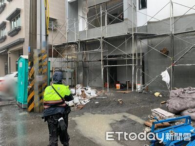 快訊／高雄風雨強勁！工地鐵皮遭吹落險成血滴子　女急閃慘摔　