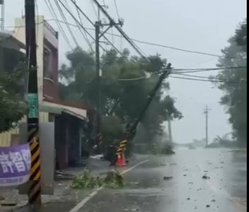 快訊／楊柳來襲！高雄桃源山區風雨超大　鐵皮掀飛路樹倒塌