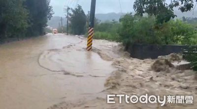 水淹輪胎高！恆春工商教職員移車拋錨　慘困黃水中驚險獲救