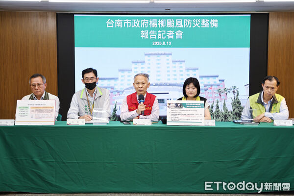 ▲台南市府於永華市政中心召開楊柳颱風防災整備記者會，社會局副局長葉誌明、水利局主任秘書黃信銓、秘書長尤天厚、民政局專門委員許慈倫、工務局副局長王建雄（左起）說明各局處應變措施。（記者林東良翻攝，下同）