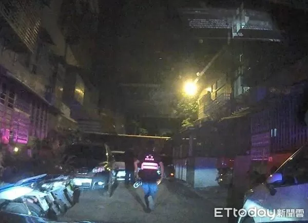 ▲男毒蟲躲警察進無尾巷。（圖／桃園警分局提供）