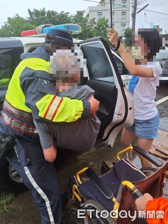 ▲楊柳颱颱來襲，枋寮警分局方兵分多路，進行柔性勸離民眾。（圖／記者陳崑福翻攝）