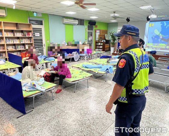 ▲楊柳颱颱來襲，枋寮警分局方兵分多路，進行柔性勸離民眾。（圖／記者陳崑福翻攝）