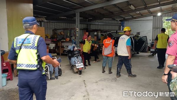 ▲楊柳颱颱來襲，枋寮警分局方兵分多路，進行柔性勸離民眾。（圖／記者陳崑福翻攝）