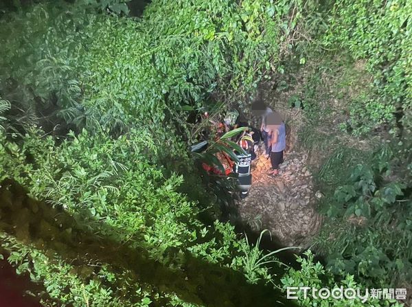 ▲▼台中男子跌落8公尺深山溝，警消人員搜救8小時平安尋獲。（圖／警方提供，下同）
