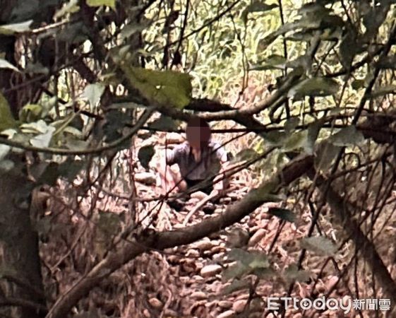 ▲▼台中男子跌落8公尺深山溝，警消人員搜救8小時平安尋獲。（圖／警方提供，下同）