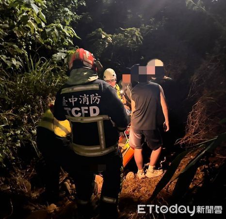 ▲▼台中男子跌落8公尺深山溝，警消人員搜救8小時平安尋獲。（圖／警方提供，下同）