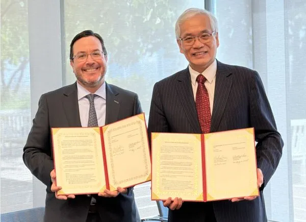 ▲▼臺北榮總與紐約大學Langone Health簽署合約，陳威明院長(右)與Alec C. Kimmelman 教授（左）。（圖／台北榮總提供）