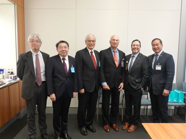 ▲▼自右起為紐約大學董事辜仲立先生、Alec C. Kimmelman 教授、Robert I. Grossman 教授、北榮陳威明院長、李偉強副院長、藍耿立主任。（圖／台北榮總提供）