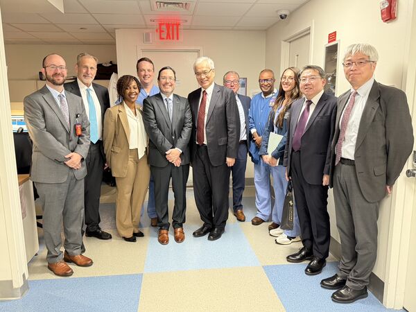 ▲▼臺北榮總與紐約大學雙方骨科醫療團隊合影。（圖／台北榮總提供）