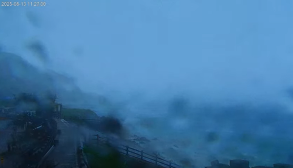 ▲小貨車被吹翻。（圖／翻攝自YouTube／東海岸即時影像-綠島南寮漁港，下同）