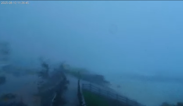 ▲小貨車被吹翻。（圖／翻攝自YouTube／東海岸即時影像-綠島南寮漁港，下同）