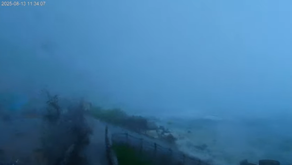 ▲小貨車被吹翻。（圖／翻攝自YouTube／東海岸即時影像-綠島南寮漁港，下同）