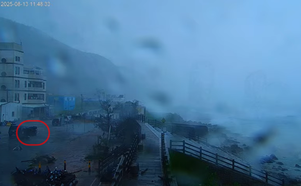 ▲小貨車被吹翻。（圖／翻攝自YouTube／東海岸即時影像-綠島南寮漁港，下同）