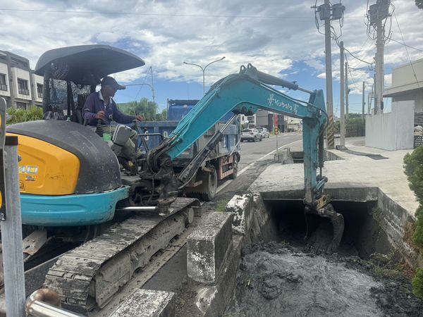 ▲線西鄉一條排水溝淤泥積125公分深。（圖／賴清美提供）