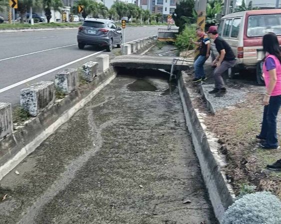 ▲線西鄉一條排水溝淤泥積125公分深。（圖／賴清美提供）