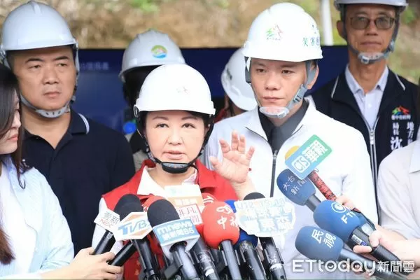 ▲盧秀燕勘災。（圖／記者游瓊華攝）