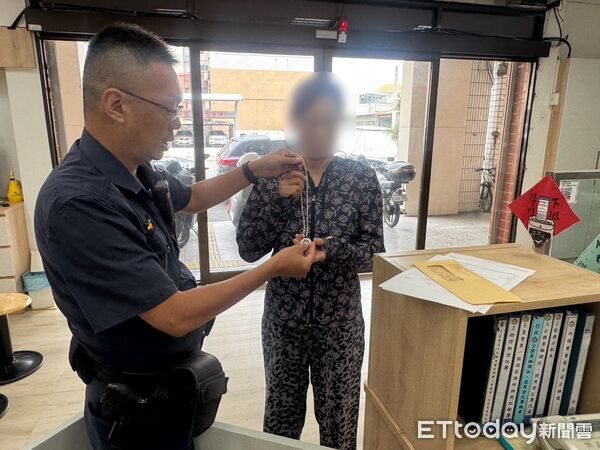 ▲▼媽媽遺物玉墜項鍊掉了...台中女沒發現還踩它離去　好心警花3hrs找到她。（圖／記者許權毅翻攝）