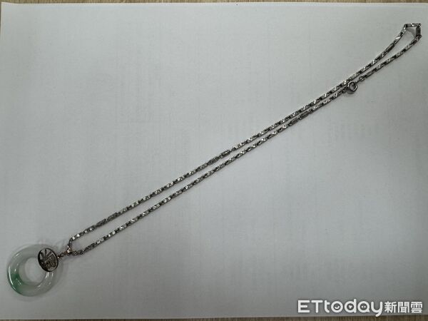 ▲▼媽媽遺物玉墜項鍊掉了...台中女沒發現還踩它離去　好心警花3hrs找到她。（圖／記者許權毅翻攝）