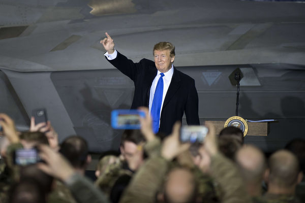 ▲▼ 美國總統川普2019年到訪阿拉斯加州軍事基地「愛爾門道夫與李查遜聯合基地」（Joint Base Elmendorf-Richardson）。（圖／達志影像／newscom）