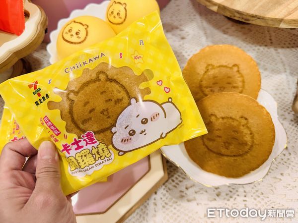 ▲▼7-11跨界合作「吉伊卡哇」推出鮮食、烘焙甜點限定包裝，還有CITY CAFE主題杯。（圖／記者林育綾攝）