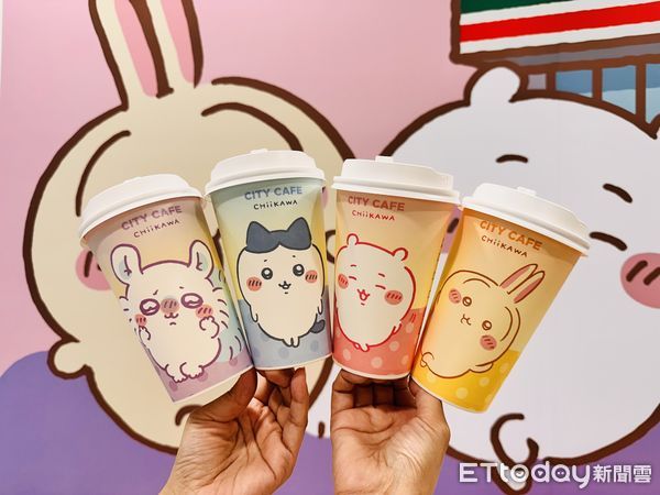 ▲▼7-11跨界合作「吉伊卡哇」推出鮮食、烘焙甜點限定包裝，還有CITY CAFE主題杯。（圖／記者林育綾攝）