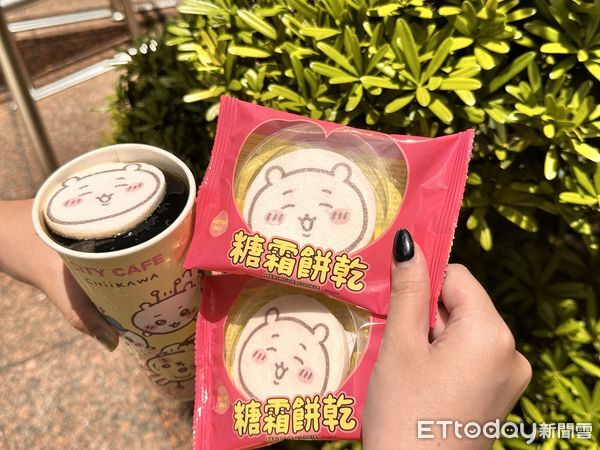 ▲▼7-11跨界合作「吉伊卡哇」推出鮮食、烘焙甜點限定包裝，還有CITY CAFE主題杯。（圖／記者林育綾攝）