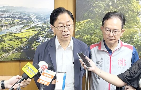 ▲桃園市長張善政今天上午主持市政會議時表示，桃園航空城安置戶期盼官股銀行予貸款優惠利率卻碰壁，「賴政府民調低不是沒有原因！」。（圖／市府新聞處提供）