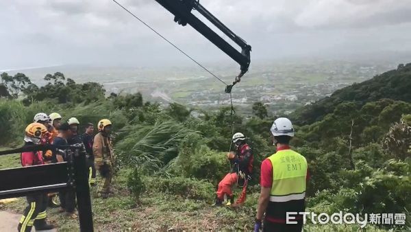 ▲搜救人員正吊掛下山谷救人當中。（圖／記者游芳男翻攝）