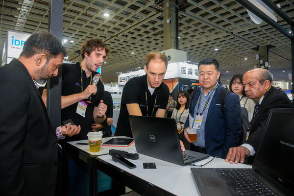 ▲去年TAITRONIC& AIoT Taiwan現場技術交流不間斷，吸引來自全球專業人士共襄盛舉。(圖／貿協提供）
