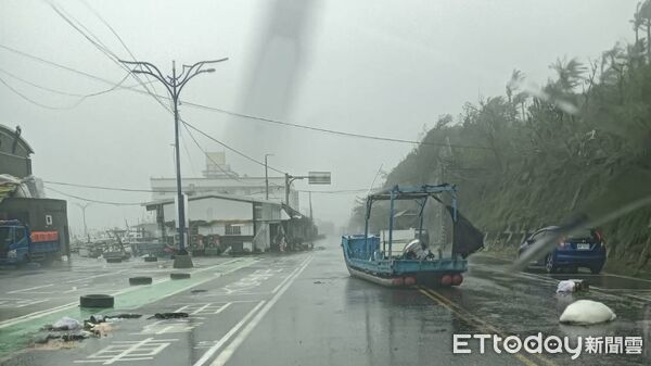 ▲台東縣台東市富岡里有漁船被吹上馬路。（圖／記者楊晨東翻攝）
