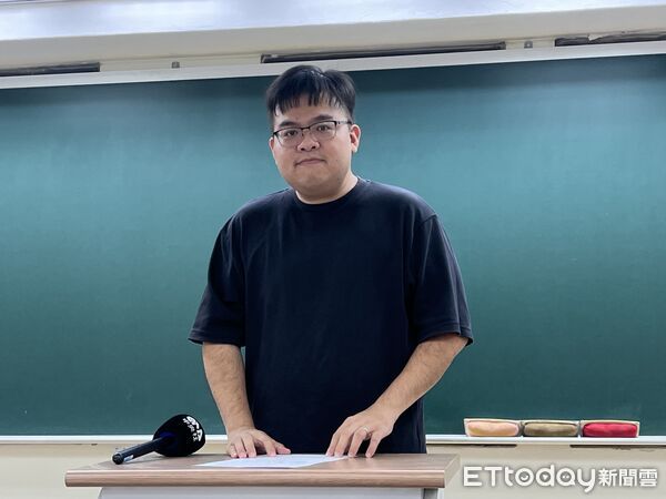 ▲▼升學輔導專家藍天予指出，電機資工仍然是二類最熱門，以及醫學與牙醫系分數明顯拉近趨勢。（圖／記者許敏溶攝）