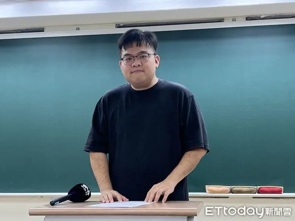 ▲▼升學輔導專家藍天予指出，電機資工仍然是二類最熱門，以及醫學與牙醫系分數明顯拉近趨勢。（圖／記者許敏溶攝）