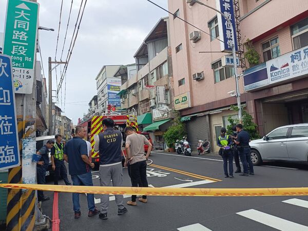 ▲員林持刀男疑開瓦斯與警消對峙。（圖／記者唐詠絮攝）