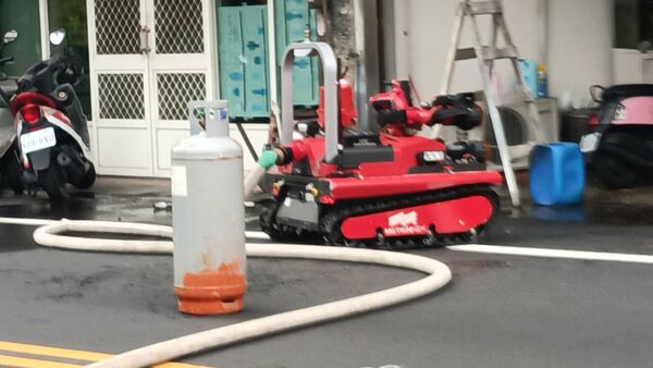 ▲員林持刀男疑開瓦斯與警消對峙。（圖／記者唐詠絮攝）