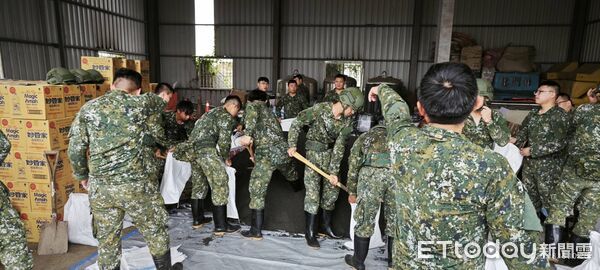 ▲台南市長黃偉哲13日上午前往北門、學甲、將軍等地視察防颱整備，並向國軍弟兄深鞠一躬致謝。（記者林東良翻攝，下同）