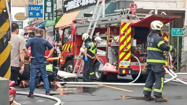 ▲員林持刀男疑開瓦斯與警消對峙。（圖／記者唐詠絮攝）