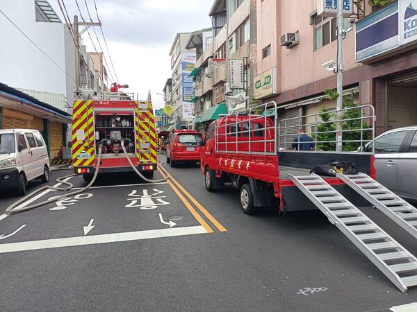 ▲員林持刀男疑開瓦斯與警消對峙。（圖／記者唐詠絮攝）