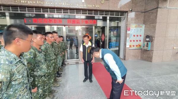 ▲台南市長黃偉哲13日上午前往北門、學甲、將軍等地視察防颱整備，並向國軍弟兄深鞠一躬致謝。（記者林東良翻攝，下同）