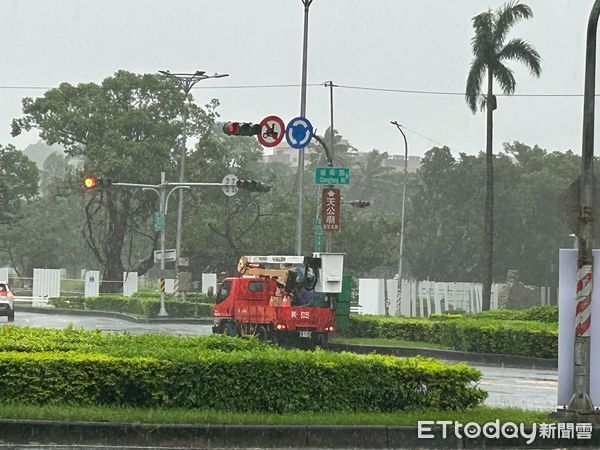 ▲▼ 高雄電線桿突然爆閃火花！　紅綠燈「失控跳針」畫面曝光。（圖／記者賴文萱翻攝）